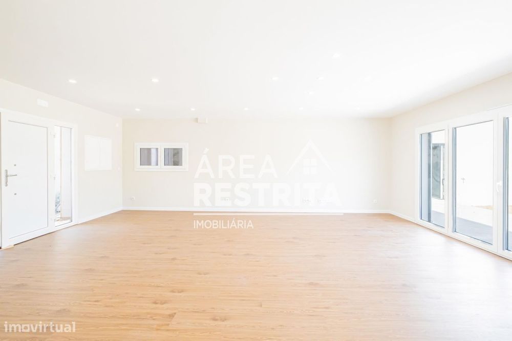 Moradia T4 Isolada com Piscina, Suite e Garagem  em Azeitão