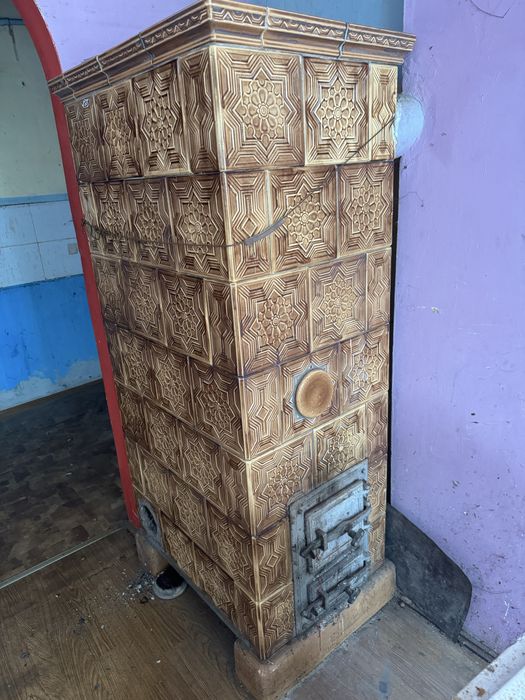 Zabytkowy piec kaflowy