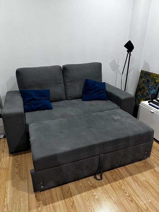 Sofá-cama cinza,