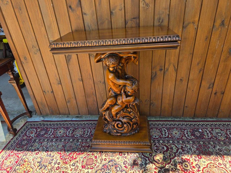 Rzeźbiona konsola z figurą putt drewniana 82 × 42 × 100 cm #669 Stylowy Węgrów