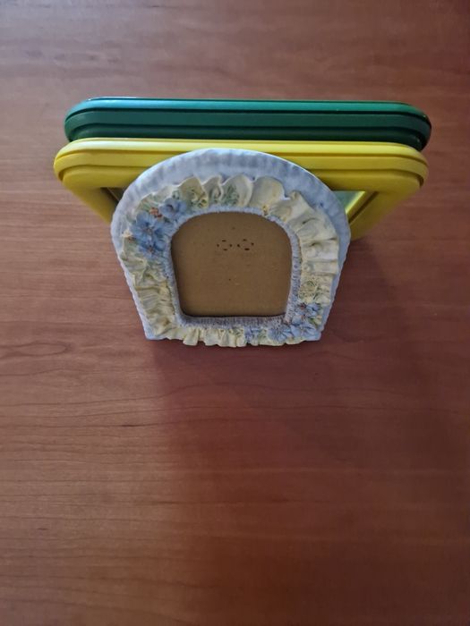 Molduras coloridas (duas) e uma em cerâmica