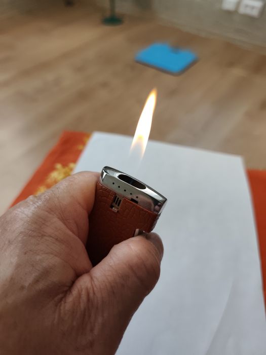 Зажигалка газовая