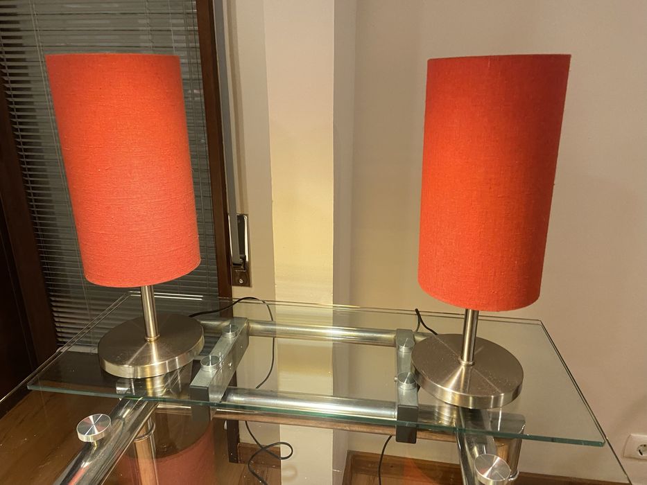 Candeeiros de mesa de cabeceira com abajour vernelho