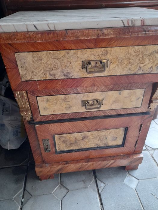 Mała szafka z marmurem