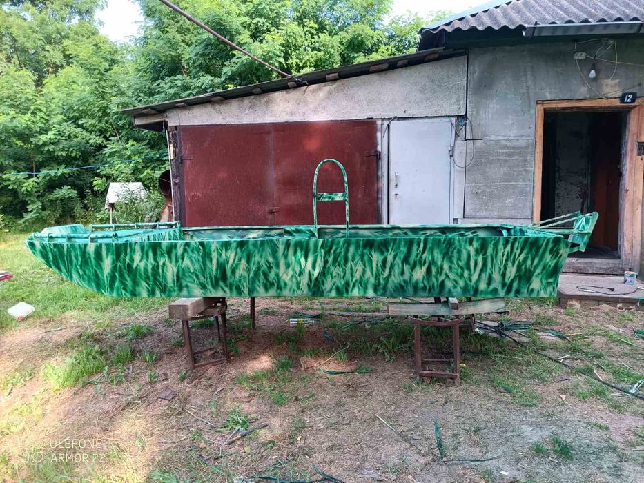 Човен болотохід ПНД ПЄ 100 8мм з мотором