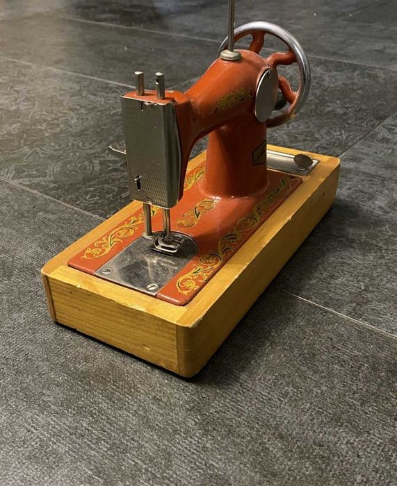 Детская швейная машинка ДШМ-1 СССР