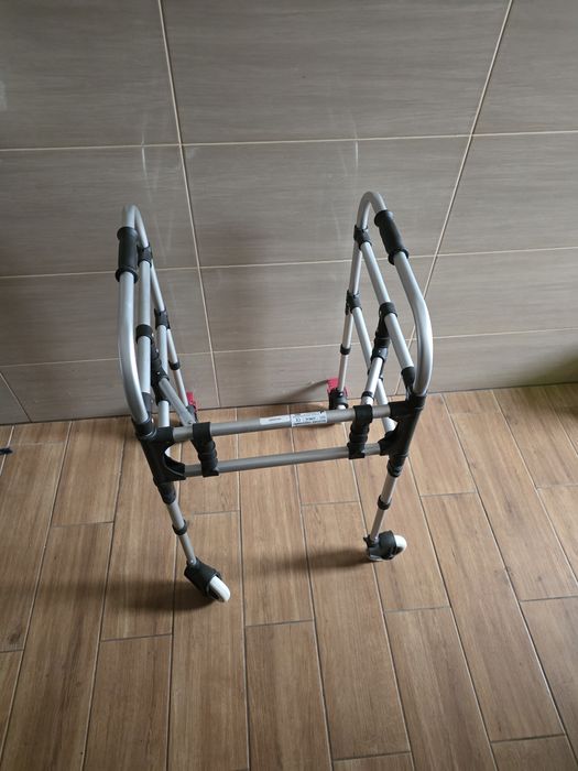 Balkonik chodzik dla osoby starszej.