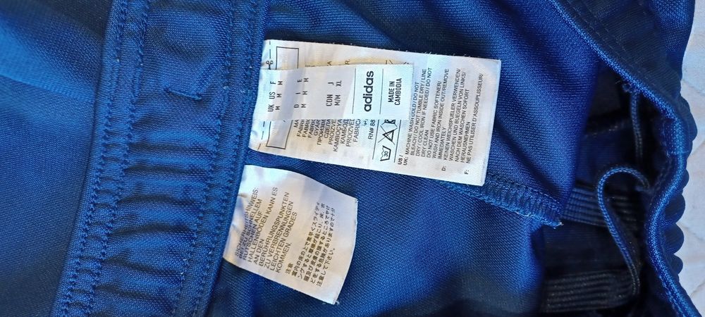 Spodnie dresowe Adidas.