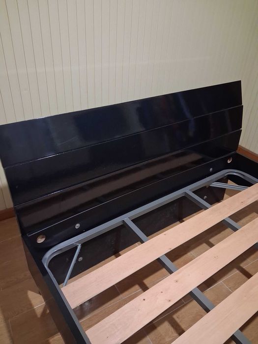 Cama de casal em bom estado