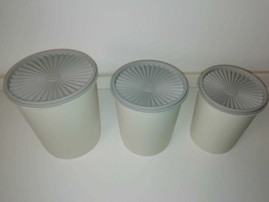 3 recipientes brancos com tampa cinzenta para mercearias Tupperware