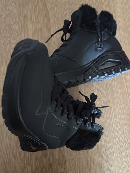 Botins Sheckers, impermeáveis, pretos, forrados.