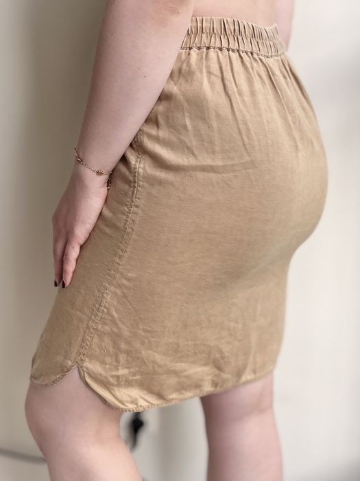 Beżowa lniana spódnica przed kolano z kieszeniami na gumce
