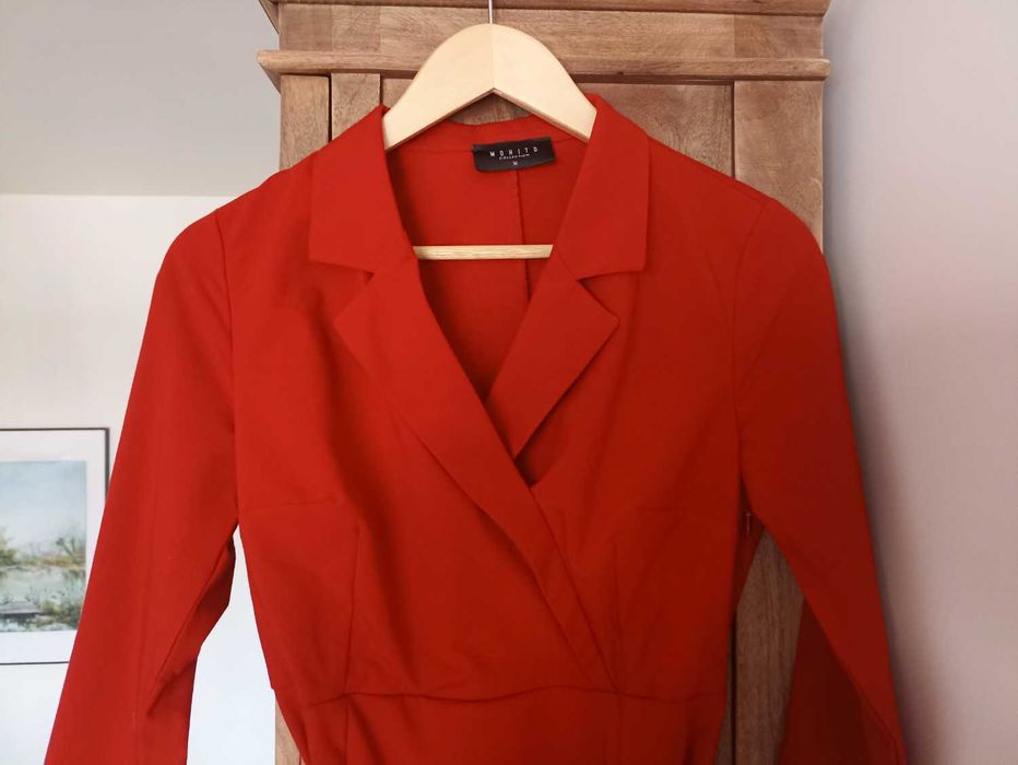 Czerwona klasyczna sukienka mohito kopertowy dekolt