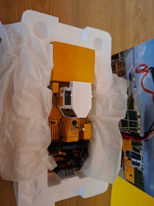 Model LIEBHERR SR 714 welding tractor /1:50 NZG
