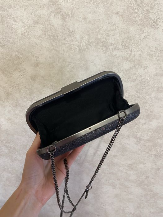 Блискучий клатч з металевим ланцюжком