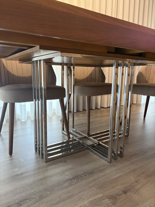 Mesa de sala de jantar em madeira de nogueira