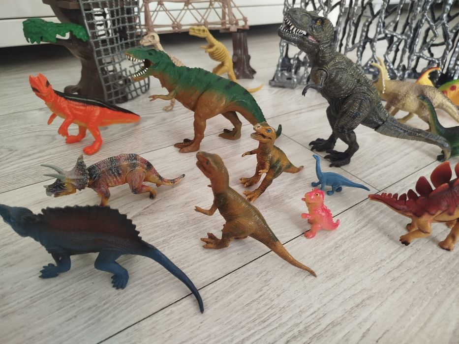 Dinozaury 15 szt  , zestaw z klatką i mostkiem