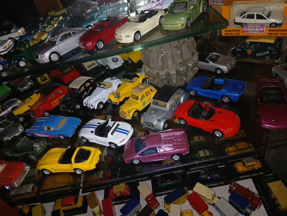 Colecao 100 carro minitura  por 400 €