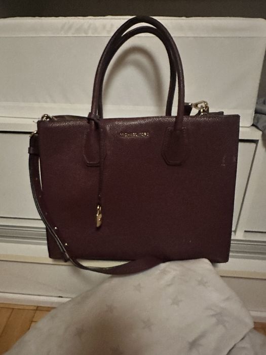 Torebka Michael Kors do reki - burgundowa z paskiem na ramie