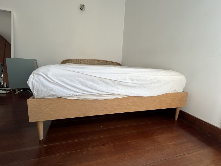 Vendo Cama queen size sem colchao e mesa de cabeceira