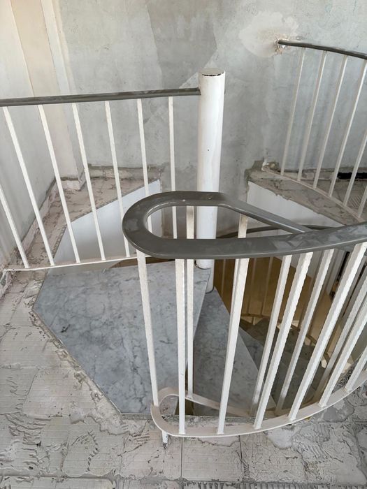 Schody spiralne wewnętrzne z marmurowymi stopniami - okazja!