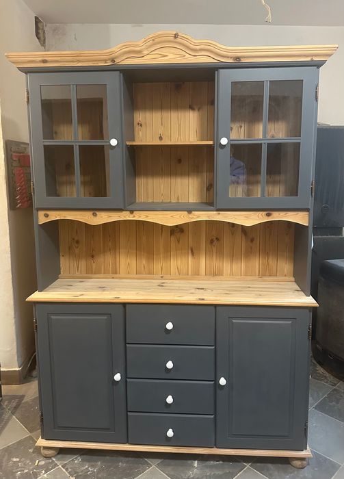 Kredens sosnowy po renowacji do Kuchni i Salonu . Możliwy dowóz.