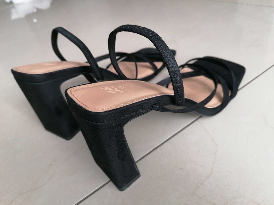 Szpilki paseczki H&M kolor czarny