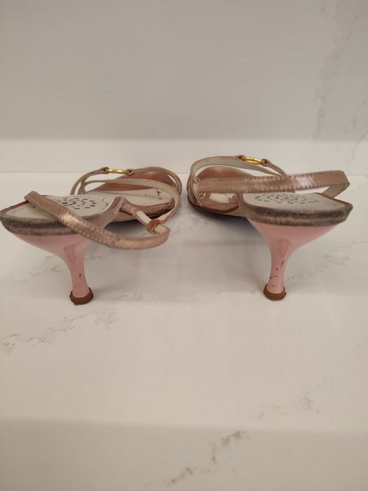Sandálias Belinda em rosa seco, com aplicação de brilhantes. Tam 36
