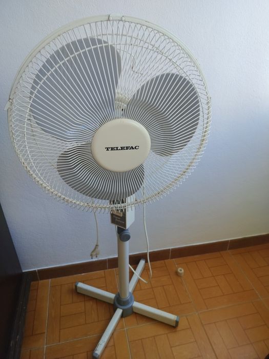 Ventilador de pé  marca telefac a funcionar