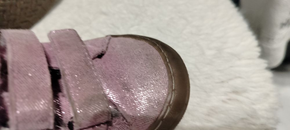 Różowe brokatowe półbuty dziecięce Lasocki Kids.