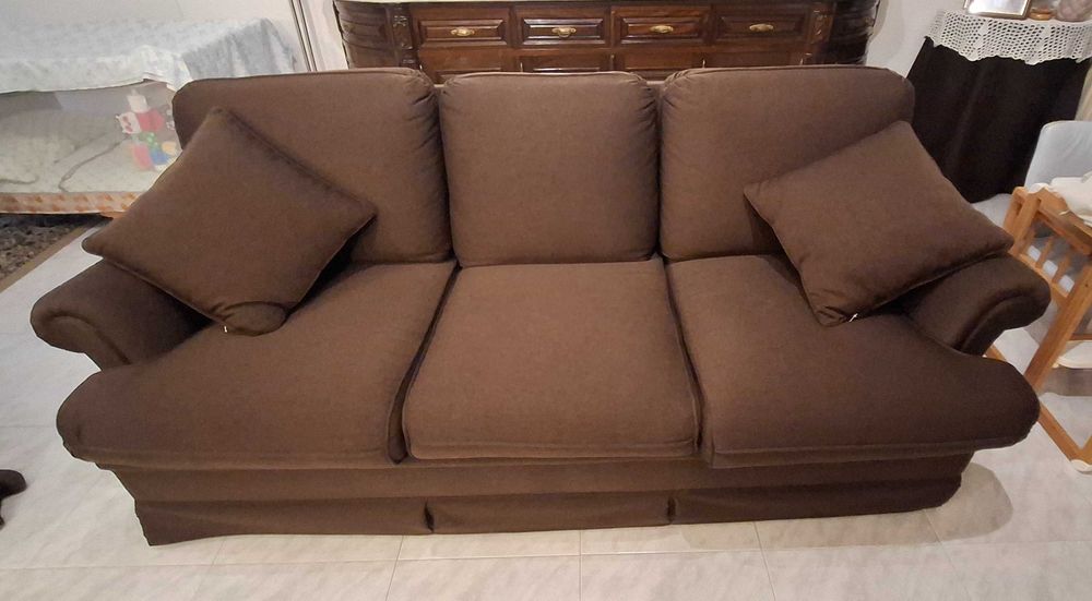 Sofá usado em muito bom estado, para 4 pessoas com cama.