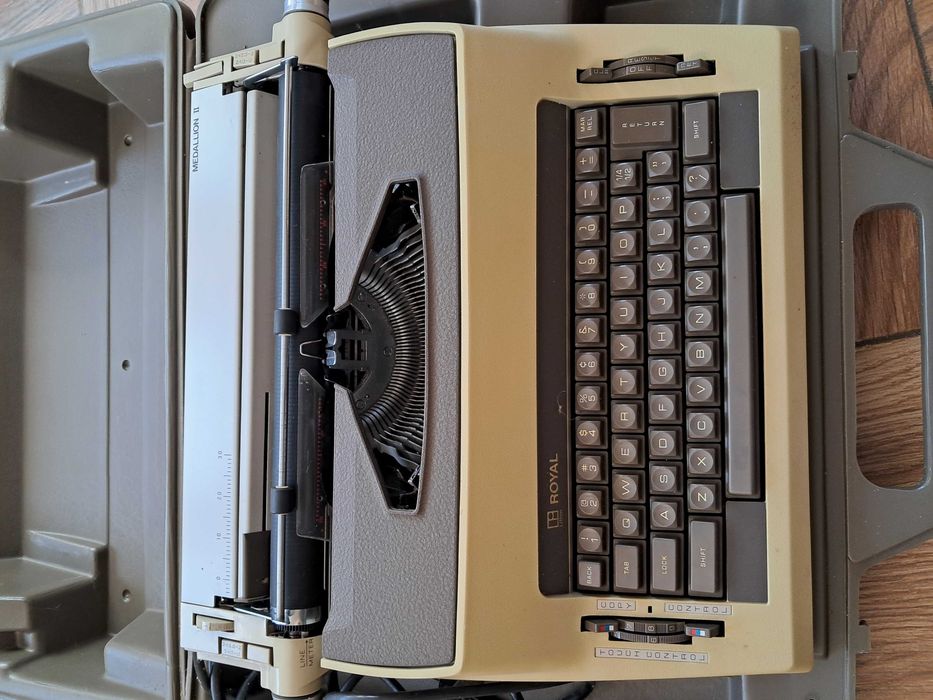 Maszyna do pisania Royal Medalion II - retro, w walizce, komplet