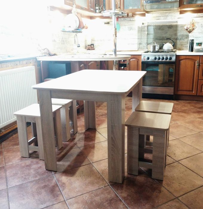 Комплект: стіл, табуретки