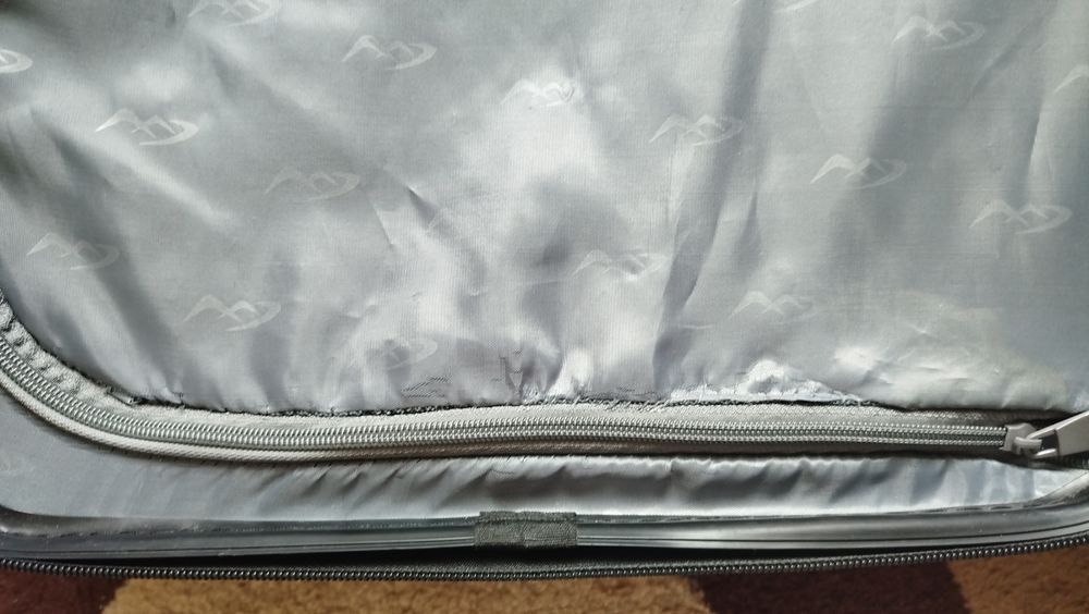 Продам пластикову валізу