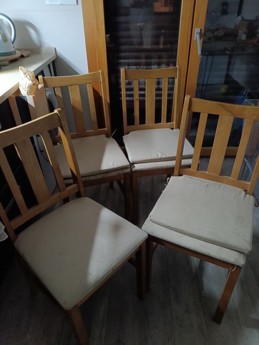 4 cadeiras de madeira estofadas de sala.