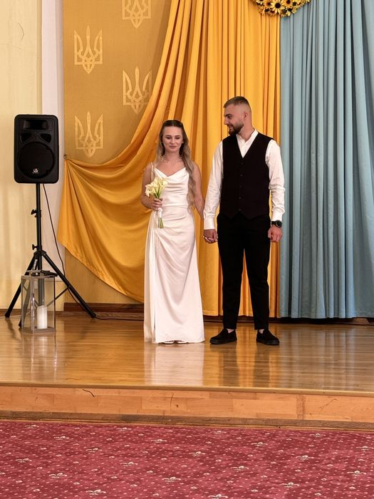 Біла сукня з вирізом на розпис або весілля