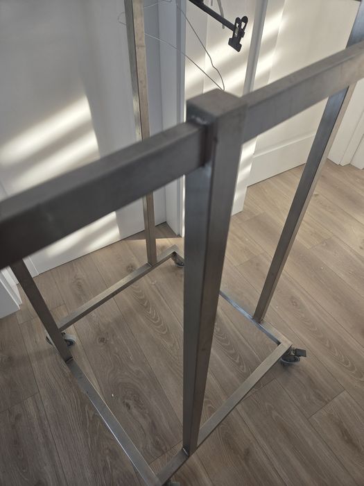 Wieszak metalowy na ubrania