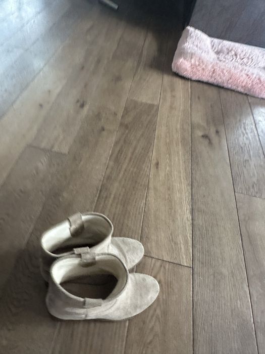 Klasyczne beżowe botki – stylowe i wygodne na każdą okazję!