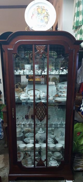 Cristaleira em cerejeira