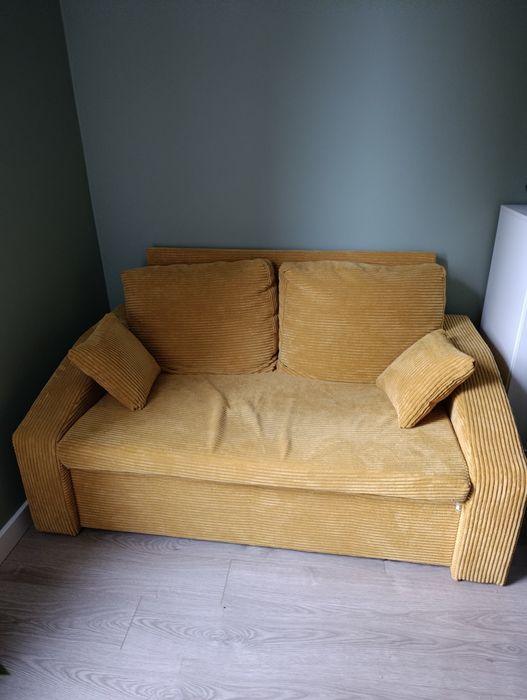 Kanapa dwuosobowa żółta