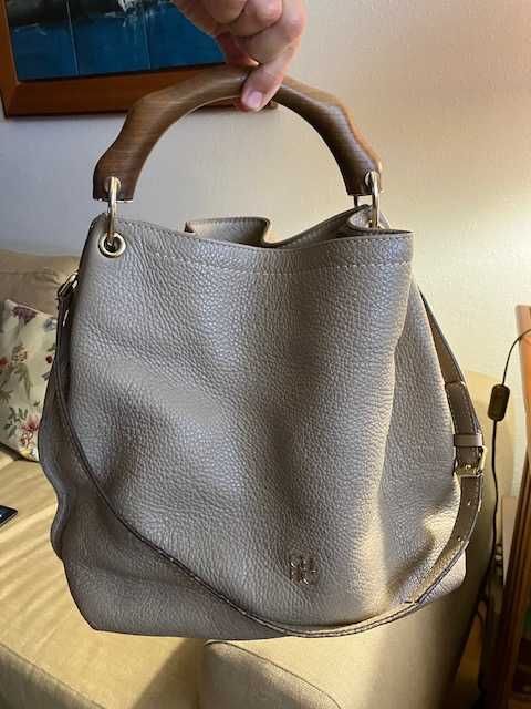 Mala Carolina Herrera, com madeira