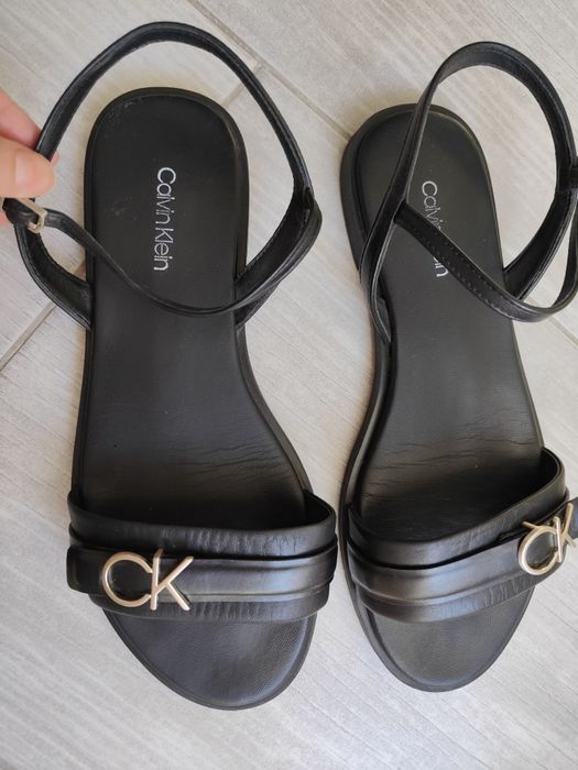 Czarne płaskie sandały skórzane Calvin Klein 38