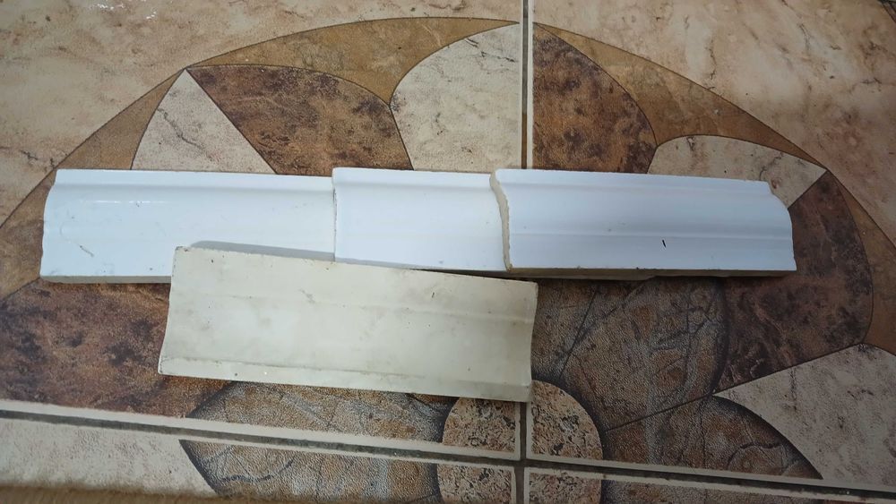 кафельный    керамічний плінтус білого коліру