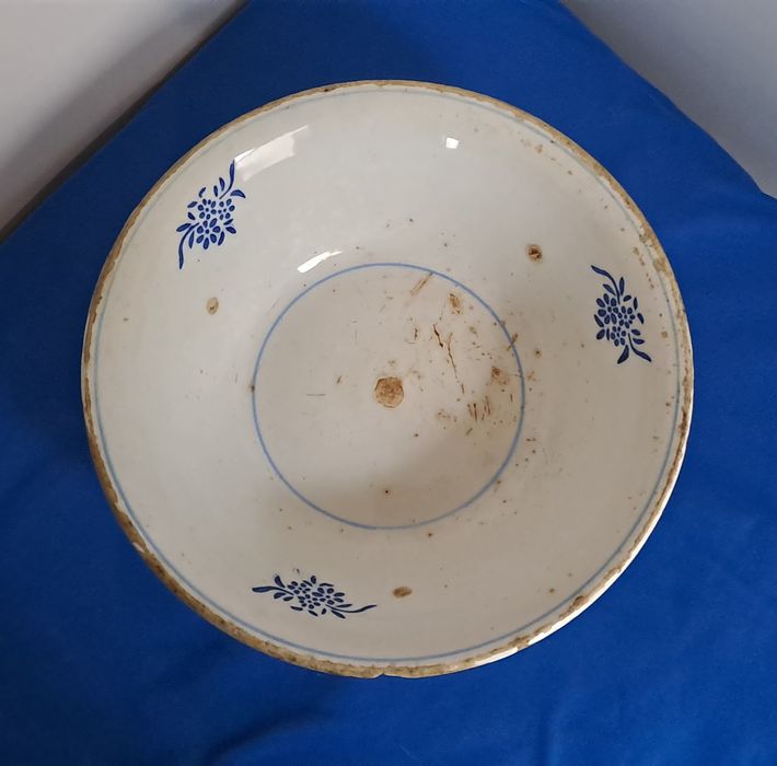 Saladeira muito antiga em faianca portuguesa