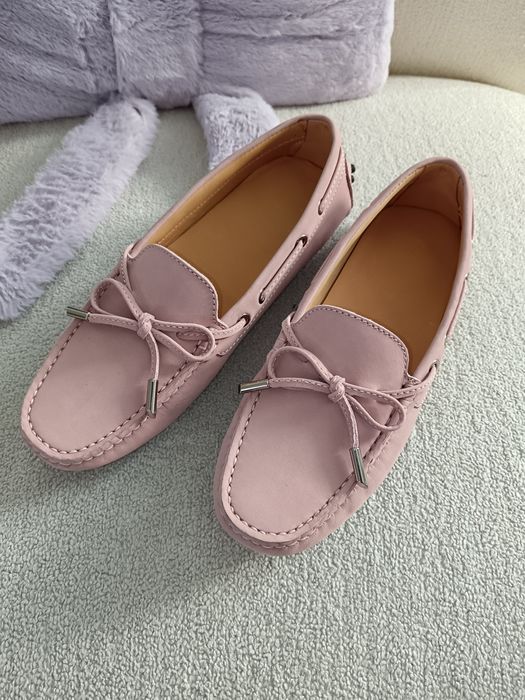 Pudrowo różowe skórzane mokasyny