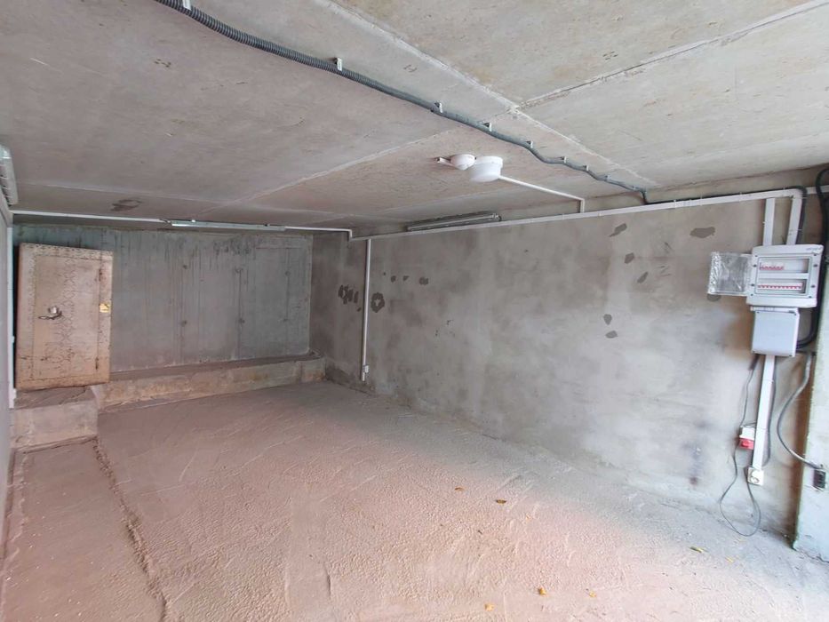 Гараж на  Олени Степанівни