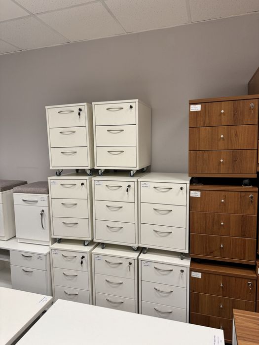 РАСПРОДАЖА офисной мебели столы стулья