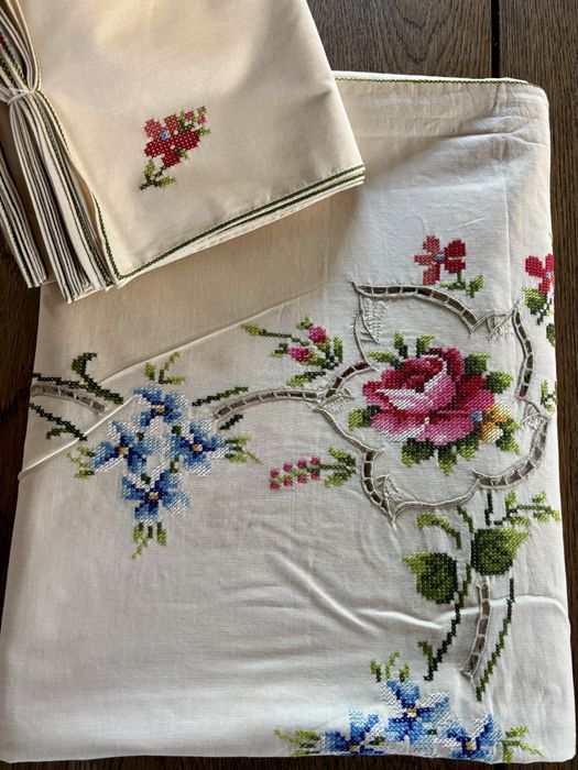 Toalha de mesa bordada a ponto cruz manual e 12 guardanapos