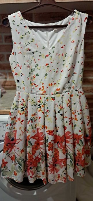 Сукні, футболки, джинси, куртки, спідниця