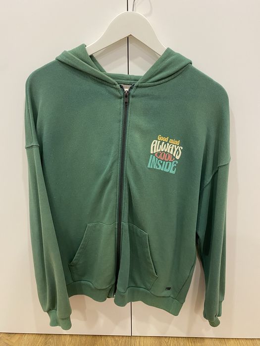 Casacos sweats e vestidos por 10€